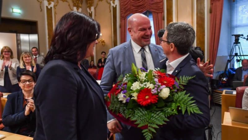 Landtagspräsident Peter Binder (ohne Brille) gratuliert dem neuen Landesrat Michael Lindner herzlich. Die neue Klubobfrau Sabine Engleitner-Neu schaut lieber zu, als sich den lästigen Fotografen zuzuwenden. (Bild: © Harald Dostal / 2022)