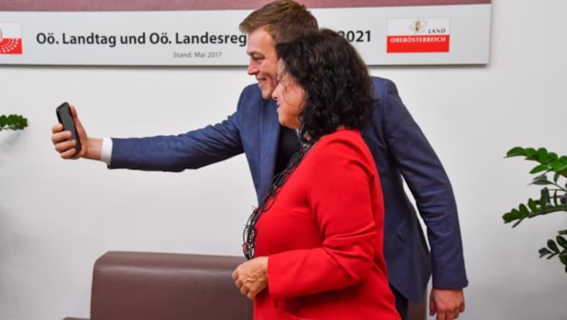 Der Grüne Stefan Kaineder legt wert auf ein Selfie mit der aus der Landesregierung ausgeschiedenen Birgit Gerstorfer. (Bild: © Harald Dostal / 2022)