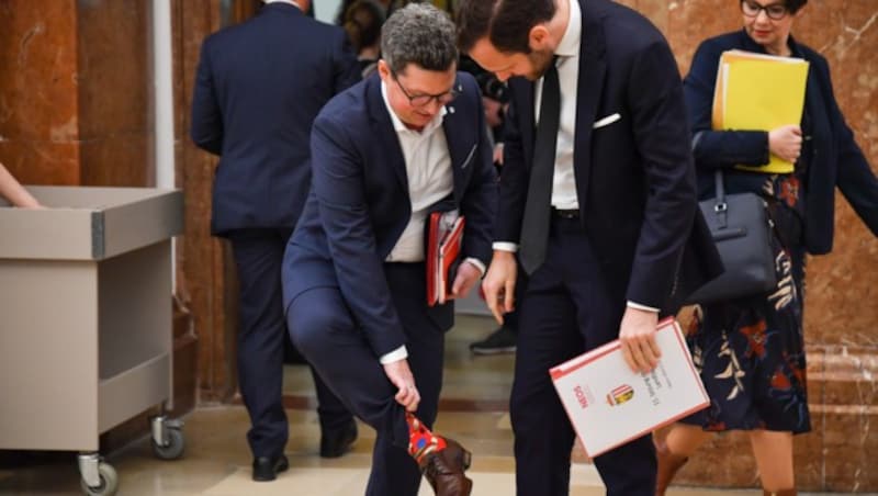 Rote Socken? Bunte Socken! Neos-Chef Felix Eypeltauer begutachtet den füßlichen Dresscode des neuen SPÖ-Landesrates. (Bild: © Harald Dostal / 2022)