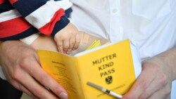 Die Untersuchungen im Mutter-Kind-Pass sind auch Voraussetzung für den Bezug von Sozialleistungen - etwa für das Kinderbetreuungsgeld. (Bild: APA/Barbara Gindl)