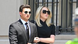 Tiffany Trump und ihr Verlobter Michael Boulos auf dem Weg zum Begräbnis von Ivana Trump (Bild: APA/Alexi J. Rosenfeld/Getty Images/AFP )