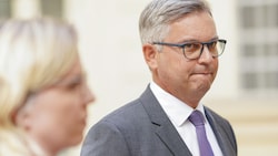Finanzminister Magnus Brunner (ÖVP), links Leonore Gewessler (Grüne) (Bild: APA/EVA MANHART)