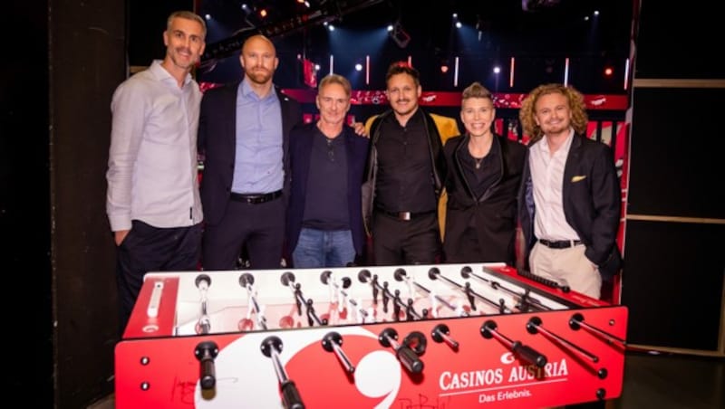 am Charity Wuzzler: Stefan Maierhofer, Robert Almer, Andi Ogris, Marco Angelini, Virginia Ernst und Paulus von Dr. Bohl (Bild: © Casinos Austria)