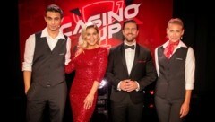 Croupiers von Casinos Austria mit dem PULS 4 Moderationsduo Dori Bauer & Alex Kratki (Bild: © Puls 4 / Jörg Klickermann)