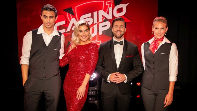 Croupiers von Casinos Austria mit dem PULS 4 Moderationsduo Dori Bauer & Alex Kratki (Bild: © Puls 4 / Jörg Klickermann)