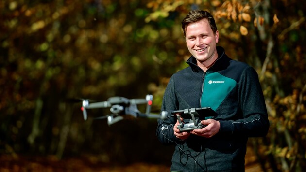 Christoph Notter steuert die Drohnen, die auch über die blau-gelben Wälder wachen. (Bild: Imre Antal)