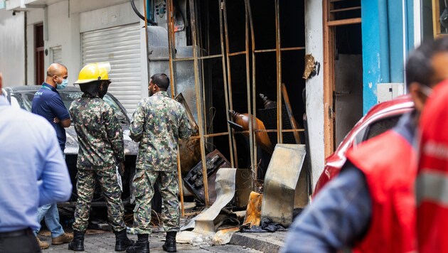 Das Feuer fraß sich rasch durch das zweistöckige Gebäude. Erst nach vier Stunden war der Brand gelöscht. (Bild: Abdulla IYAAN / AFP)