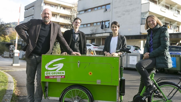 Landtagsabgeordneter Bernie Weber brachte die Anfrage bereits in der Gemeindevertretungssitzung in Altach ein (links im Bild mit Patrick Ehrenbrandtner aus Bludenz, Natascha Soursos aus Feldkirch und Juliane Alton aus Dornbirn) (Bild: Mathis Fotografie)