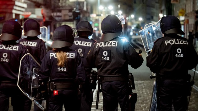 Viel Polizei war in Linz unterwegs, Ausschreitungen wie vor einem Jahr gab es aber nicht. (Bild: FOTOKERSCHI.AT / APA / picturedesk.com)