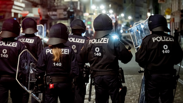 Zu Halloween in der Linzer Innenstadt: Viel Polizei im Einsatz. (Bild: FOTOKERSCHI.AT / APA / picturedesk.com)