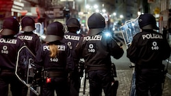 Zu Halloween in der Linzer Innenstadt: Viel Polizei im Einsatz. (Bild: FOTOKERSCHI.AT / APA / picturedesk.com)