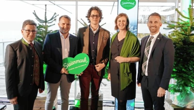 Gerald Stoiser (Thermenhotel Stoiser), Michael Feiertag (Steiermark Tourismus), Fabrice Girardoni (Skigebiet Stuhleck), Landesrätin Barbara Eibinger-Miedl und Philip Borckenstein-Quirini (Therme Loipersdorf) (Bild: Sepp Pail)