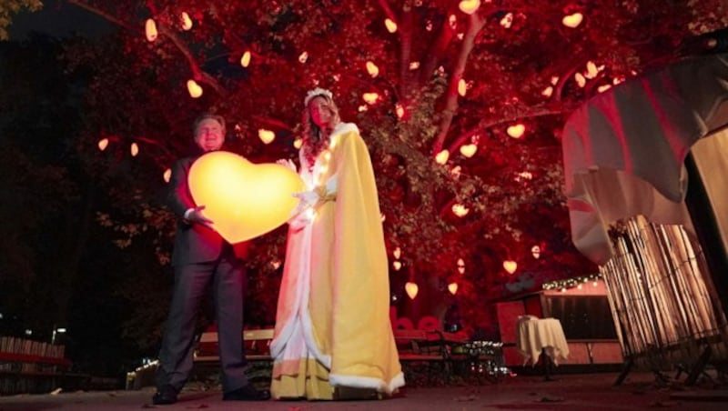 Bürgermeister Michael Ludwig mit dem „Wiener Christkind“ bei der erstmaligen Erleuchtung des beliebten „Herzerlbaums“ im Rathauspark (Bild: APA/Eva Manhart)