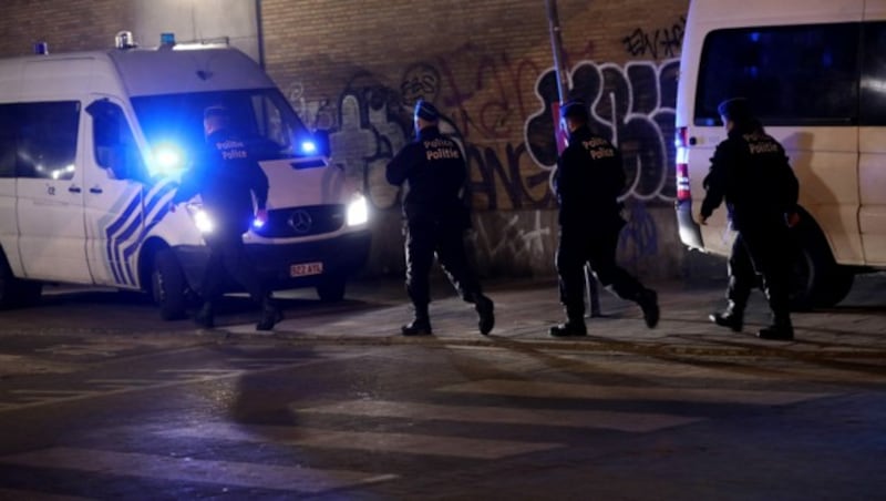 Polizisten am Tatort (Bild: AFP)