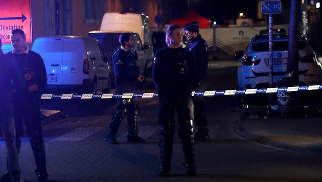 Polizeibeamte stehen am Tatort des Messerangriffs. (Bild: AFP)