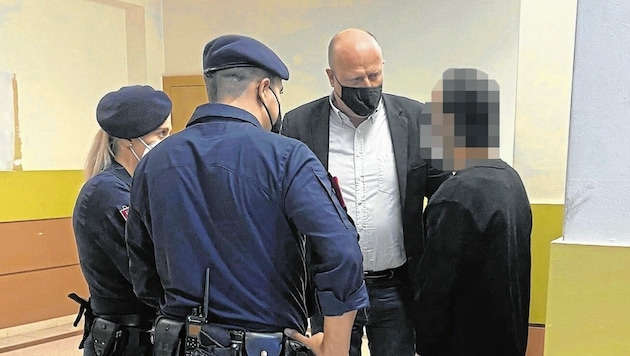 Am Landesgericht gab sich der Angeklagte (re.) aggressiv. (Bild: Richter)