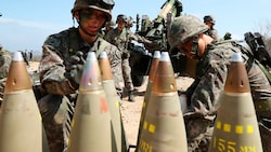 Südkoreanische Soldaten mit Artillerie-Munition (Bild: AP)