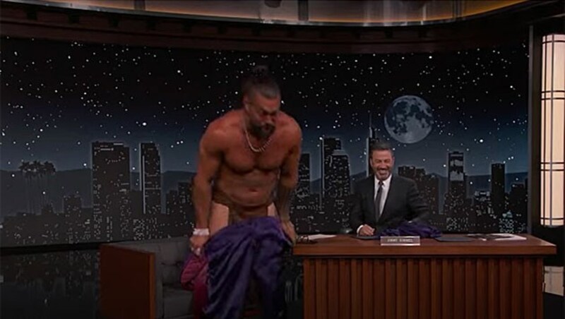 Jason Momoa lässt bei Jimmy Kimmel die Hüllen fallen. (Bild: youtube.com/jimmykimmellive)