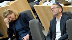 NEOS-Chefin Meinl-Reisinger (minus acht), FPÖ-Chef Kickl (minus 53, aber nicht mehr Letzter) (Bild: APA/ROLAND SCHLAGER)