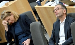 NEOS-Chefin Meinl-Reisinger (minus acht), FPÖ-Chef Kickl (minus 53, aber nicht mehr Letzter)