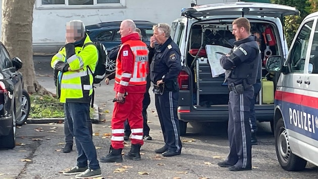 Polizei und Rettung vor der Mittelschule Haselstauden (Bild: Maurice Shourot, Krone KREATIV)