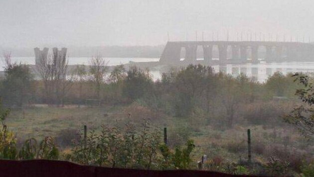 Die Russen wollen es der ukrainischen Armee möglichst schwer machen, nachzurücken - daher wurde wohl auch die einzige Straßenbrücke in Cherson gesprengt. (Bild: OSINT)