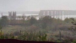 Die Russen wollen es der ukrainischen Armee möglichst schwer machen, nachzurücken - daher wurde wohl auch die einzige Straßenbrücke in Cherson gesprengt. (Bild: OSINT)