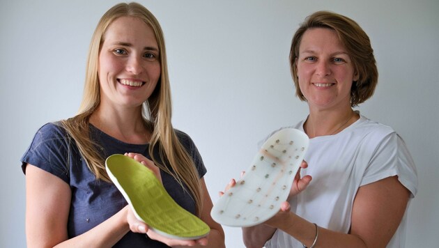 Physikerin Daniela Wirthl (li.) und Mathematikerin Yana Vereshchaga vom Gründerteam mit „denkenden Schuhsohlen“ . (Bild: Einöder Horst)