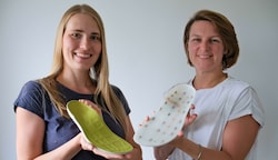 Physikerin Daniela Wirthl (li.) und Mathematikerin Yana Vereshchaga vom Gründerteam mit „denkenden Schuhsohlen“ . (Bild: Einöder Horst)