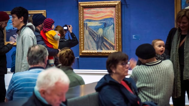 Menschen betrachten Edvard Munchs „Der Schrei“ in der Nationalgalerie in Oslo (Archivbild). (Bild: AP)