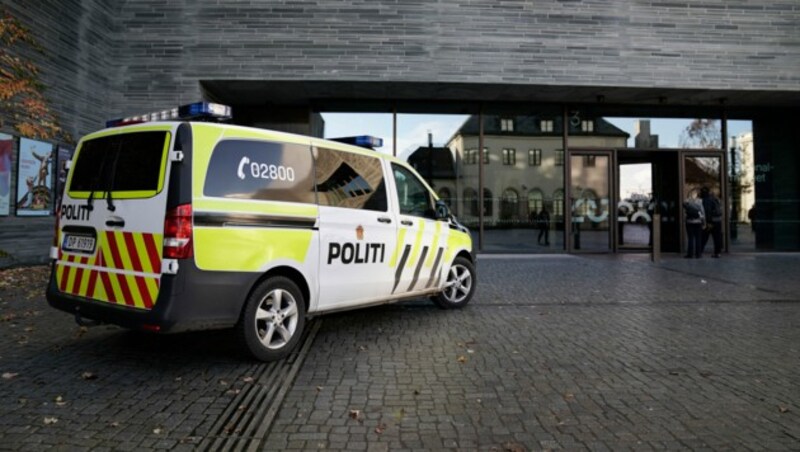 Ein Polizeifahrzeug parkt vor dem Nationalmuseum in Oslo, wo Aktivisten versucht haben, sich an den Rahmen von Munchs Gemälde „Der Schrei“ zu kleben. (Bild: AP)