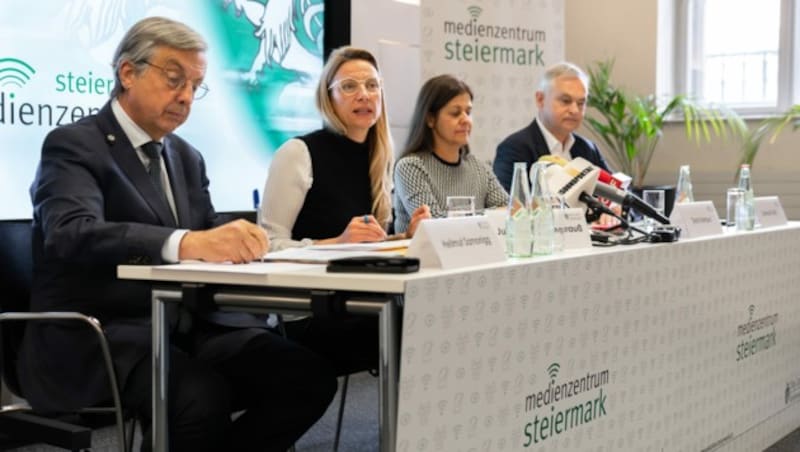 Med-Uni-Rektor Hellmut Samonigg, Gesundheitslandesrätin Juliane Bogner-Strauß (ÖVP), Soziallandesrätin Doris Kampus (SPÖ) und Kages-Vorstandsvorsitzender Gerhard Stark präsentierten das Maßnahmenbündel. (Bild: Land Steiermark/Robert Binder)