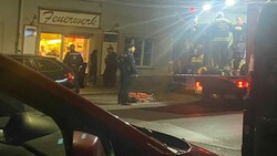 Feuerwehr und Polizei waren zu dem Einsatz in dem Feuerwerk-Shop in Favoriten ausgerückt. (Bild: "Krone"-Leserreporter, Krone KREATIV)