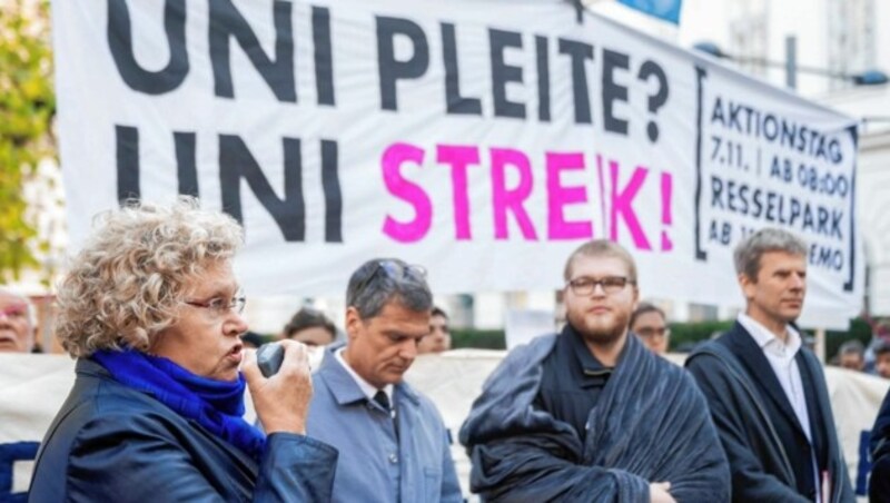 Der Protest wird lauter: Rektorin Sabine Seidler beim Aktionstag mit Tausenden Studenten (Bild: SEPA.Media KG | Martin Juen | www.sepa.media)