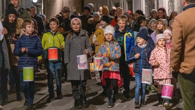 Mehr als 600 Kinder, Eltern und Lehrer waren beim Martinsumzug von der Schule zum Kapitelplatz dabei. (Bild: Camera Suspicta / Susi Berger)