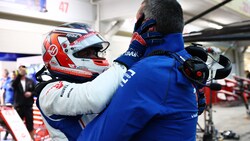Kevin Magnussen jubelt mit Haas-Teamchef Günther Steiner. (Bild: GEPA )