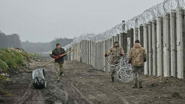 Die Ukraine baut eine Betonwand und Sperranlagen entlang der mehr als 1000 Kilometer langen Grenze zum russischen Verbündeten Weißrussland. (Bild: The Presidential Office of Ukraine)