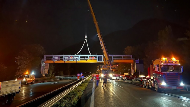 Die Aufräumarbeiten dauerten bis tief in die Nacht. (Bild: zeitungsfoto.at/Daniel Liebl, Krone KREATIV)