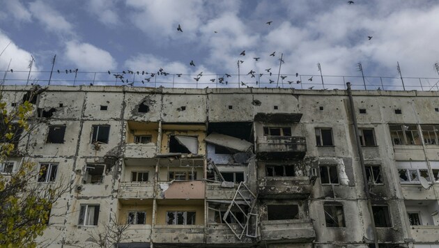 Ein beschädigtes Wohnhaus in Cherson (Bild: AFP)