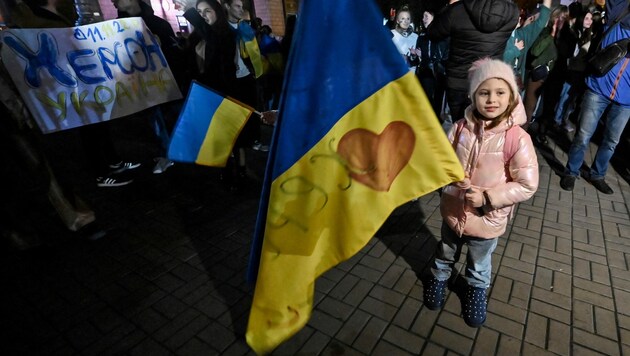Nach dem Rückzug der russischen Truppen feierten viele Ukrainer in Cherson. (Bild: AFP)