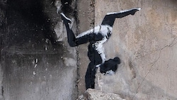 Auf Instagram veröffentlichte Banksy ein Foto von seinem Werk auf einem zerstörten Haus in einem Kiewer Vorort. (Bild: instagram.com/banksy)