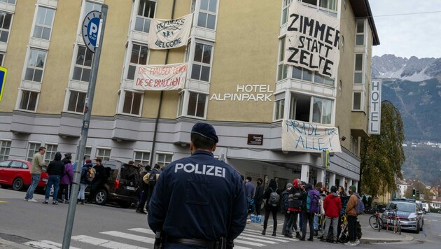 In Innsbruck besetzten Aktivisten ein leer stehendes Gebäude, um ihrem Unmut über die vielen leer stehenden Wohnräume in Tirol Ausdruck zu verleihen. (Bild: zeitungsfoto.at/Daniel Liebl)