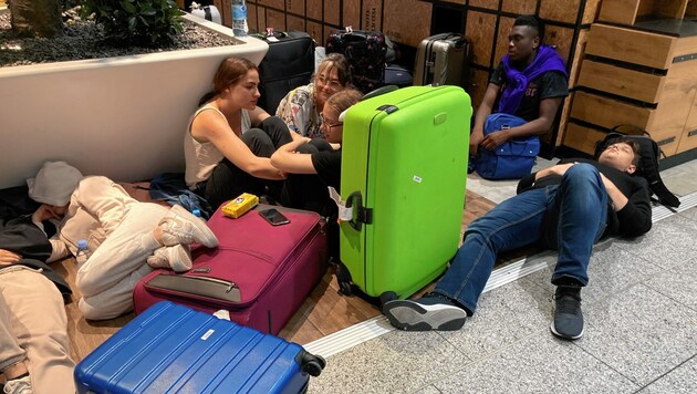 Am Frankfurter Flughafen mussten Schüler am Boden schlafen (Bild: Buchgraber)