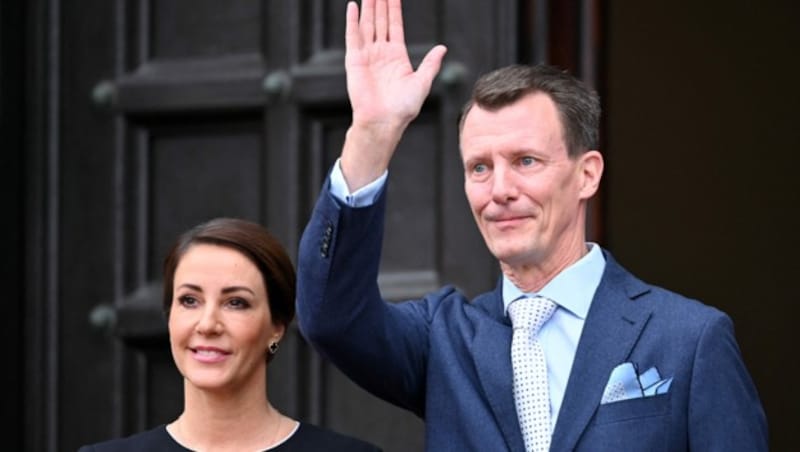 Prinz Joachim und seine Ehefrau Prinzessin Marie feierten mit Königin Margrethe das 50. Thronjubläum - trotz Unstimmigkeiten um die Entscheidung der Monarchin, den Kindern des Prinzen ihre Titel zu entziehen. (Bild: www.viennareport.at)