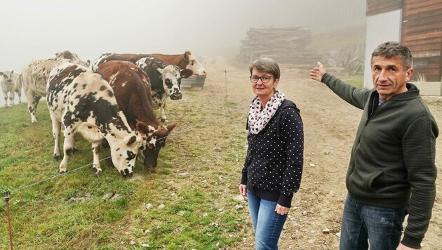 Karl-Heinz und Susanne Fraiss wehren sich gegen einen Wanderweg über ihr Grundstück in Kindberg. (Bild: Sepp Pail)