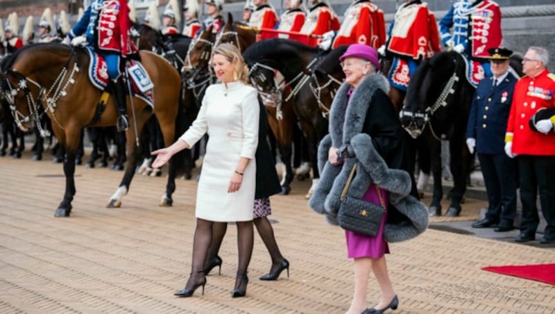 Königin Margrethe wurde beim Kopenhagener Rathaus von Bürgermeisterin Sophie Hæstorp Andersen in Empfang genommen. (Bild: AP)