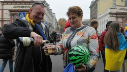 Feierlichkeiten on der Hafenstadt Odessa - natürlich mit Sekt und einem Ball, der aussieht wie eine Melone aus Cherson. (Bild: AP)