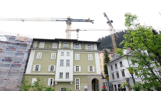 Das Haus steht am Straubinger- platz 1 direkt im Umfeld der Baustelle für die Hirmer-Hotels. (Bild: Gerhard Schiel)