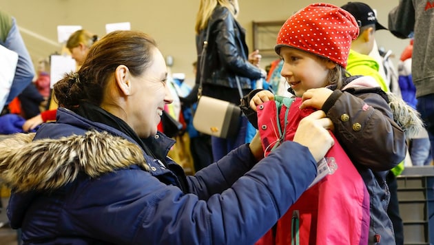 Die kleine Valerie (5) freut sich über ihre neue Skijacke, die ihre Eltern zwischen den rund 10.000 Sportartikeln ergattern konnten. (Bild: Gerhard Schiel)