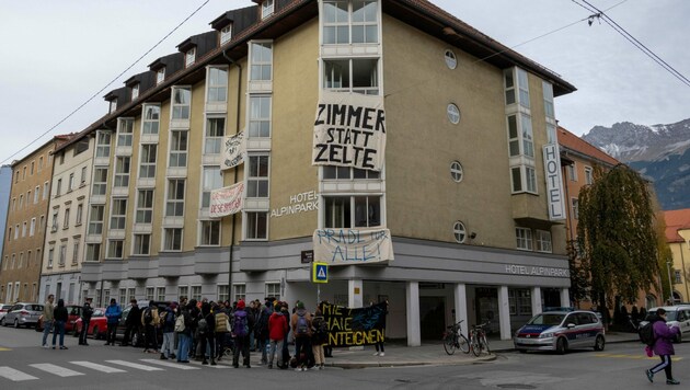 Vom Vormittag bis zum Abend dauerte die Besetzung (Bild: Liebl Daniel/zeitungsfoto.at)